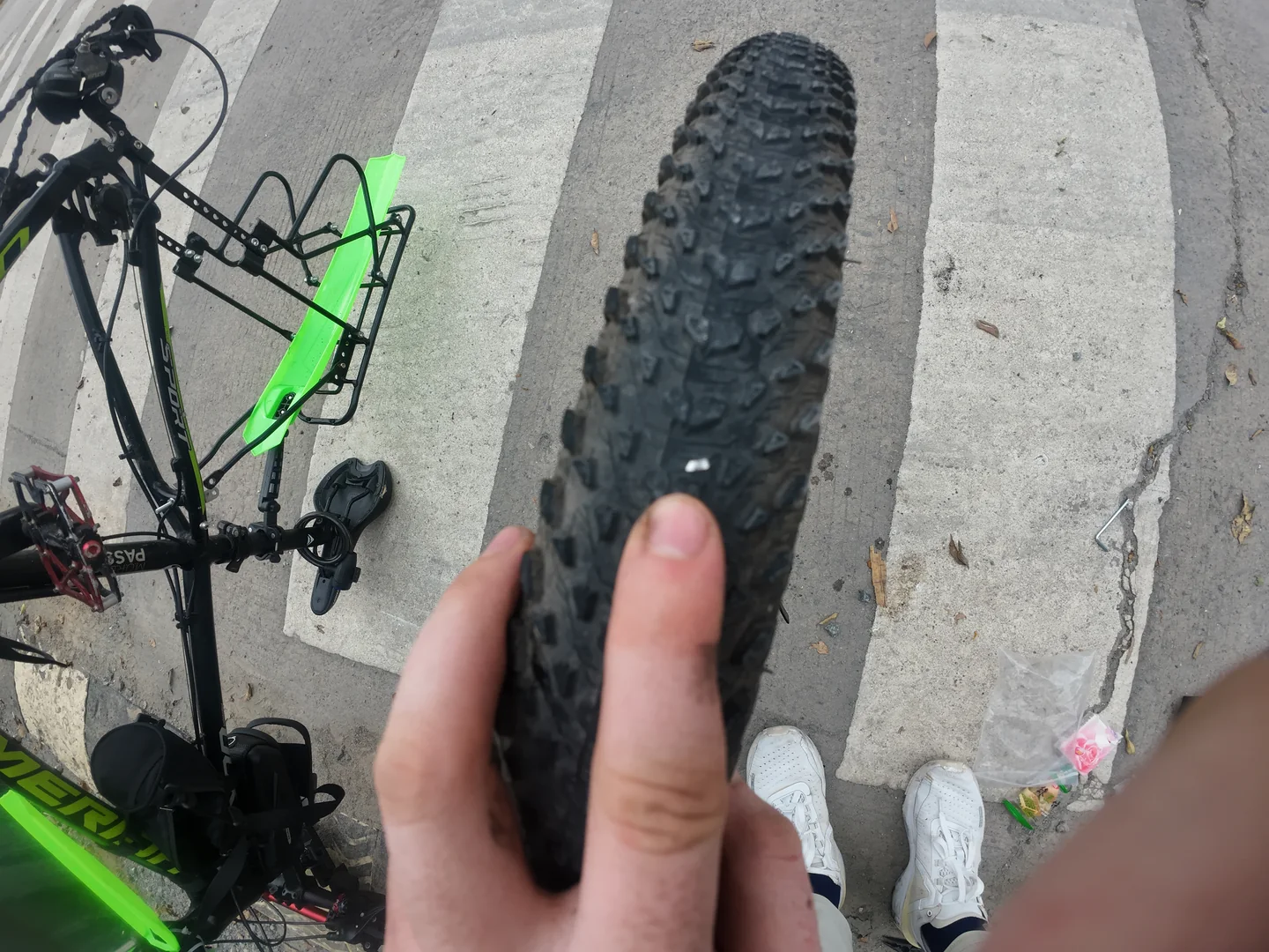 第一次自己补胎满地找工具2