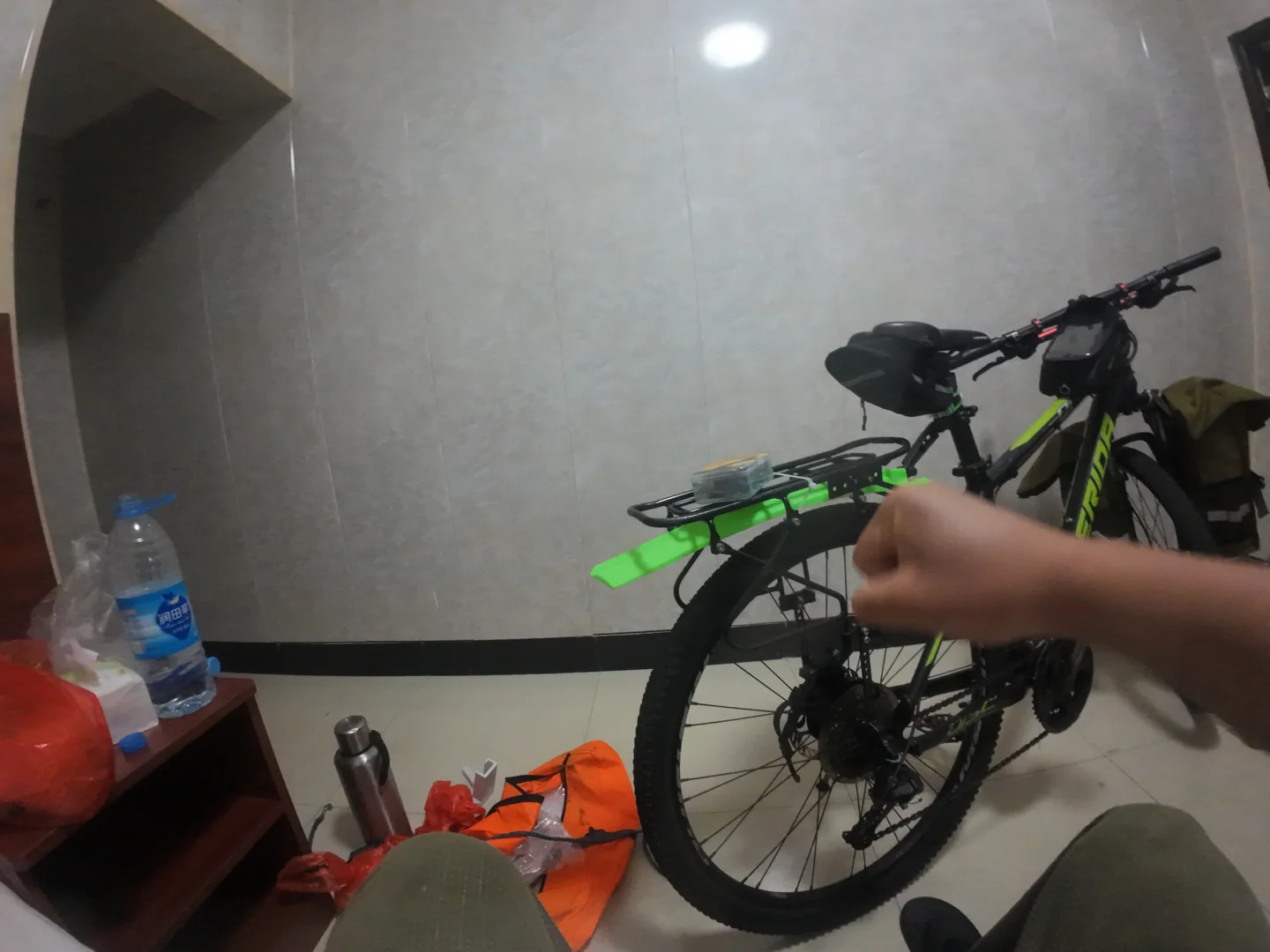 骑行到南平雅豪酒店把车推进来